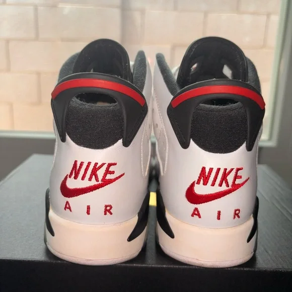 Jordan 6 Retro Sneakers